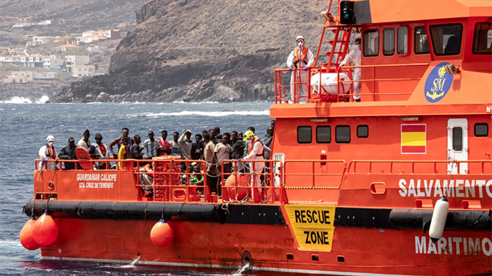 Migrantes desembarcan en el puerto de 'La Estaca' en Valverde en la isla canaria de El Hierro, España, 26 de agosto de 2024 (AP Photo/Maria Ximena)
