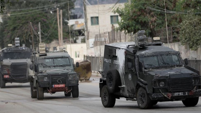 Una columna de vehículos blindados israelíes avanza en una operación militar en Tubas, Cisjordania, el 14 de agosto de 2024. (Majdi Mohammed/AP)