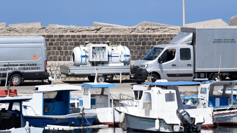 Buceadores de la Marina italiana preparan una cámara hiperbárica mientras trabajan en el lugar de la búsqueda de un barco desaparecido, en Porticello, sur de Italia, el 22 de agosto de 2024. (Salvatore Cavalli/Foto AP)