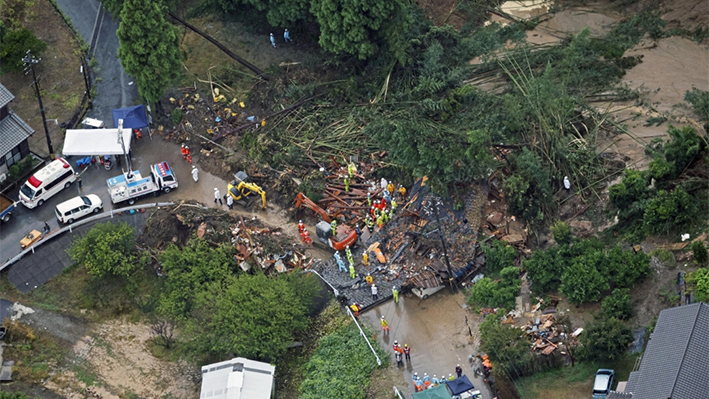 Una vista aérea muestra a los trabajadores de rescate realizando una operación de búsqueda y rescate en un sitio de deslizamiento de tierra causado por una fuerte lluvia debido a la aproximación del tifón Shanshan en Gamagori, prefectura de Aichi, Japón central, el 28 de agosto de 2024. (Kyodo/vía Reuters)
