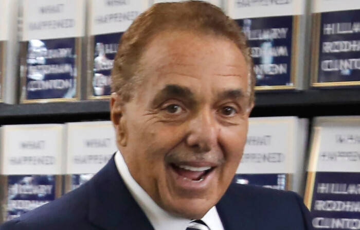 Leonard Riggio, presidente de Barnes and Noble, llega a una librería en Nueva York el 12 de septiembre de 2017. (Seth Wenig/Foto AP). 
