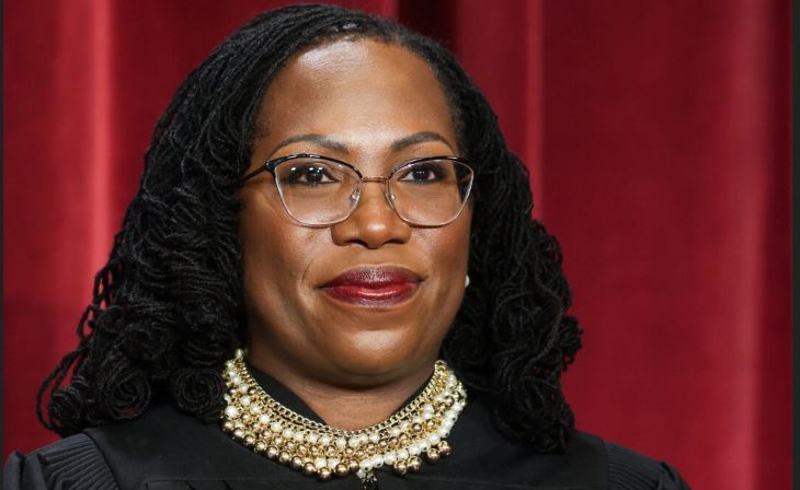 La jueza de la Corte Suprema de Estados Unidos Ketanji Brown Jackson posa para un retrato oficial en Washington el 7 de octubre de 2022. (Alex Wong/Getty Images)