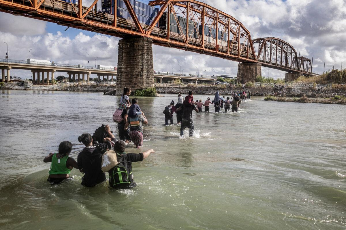 Inmigrantes ilegales cruzan el Río Grande desde México hacia Estados Unidos en Eagle Pass, Texas, el 30 de septiembre de 2023. (John Moore/Getty Images)