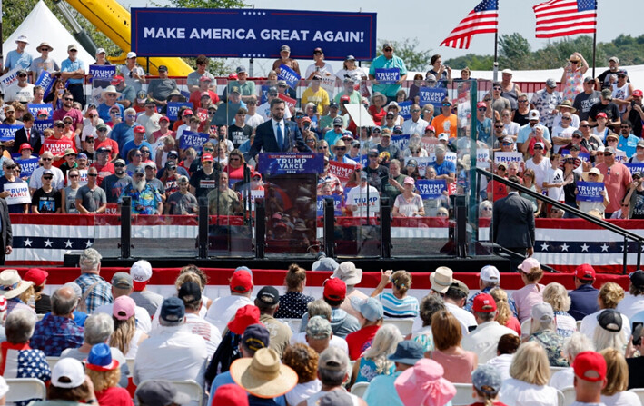 El senador y candidato republicano a vicepresidente JD Vance habla sobre la economía en Big Rapids, Michigan, el 27 de agosto de 2024. (Jeff Kowalsky/AFP vía Getty Images)