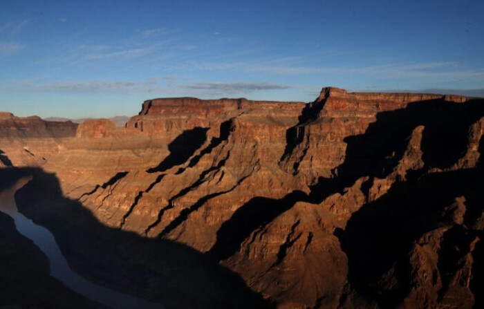 El río Colorado serpentea a lo largo del Borde Oeste del Gran Cañón en la Reserva India Hualapai cerca de Peach Springs, Arizona, el 10 de enero de 2019. (Justin Sullivan/Getty Images). 
