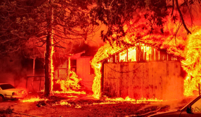 Una casa envuelta en llamas mientras el incendio Dixie arrasa Greenville, California, el 5 de agosto de 2021. (Josh Edelson/AFP vía Getty Images)