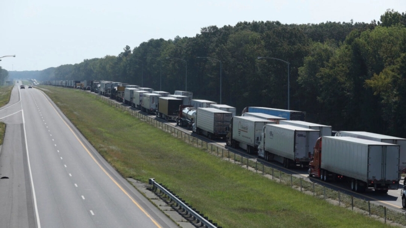 El tráfico en dirección este está atascado en la I-40 cerca de la salida de Hazen, Arkansas, después que un accidente con materiales peligrosos provocara múltiples cierres de carreteras y evacuaciones en la zona el 27 de agosto de 2024. (Colin Murphey/Arkansas Democrat-Gazette vía AP). 