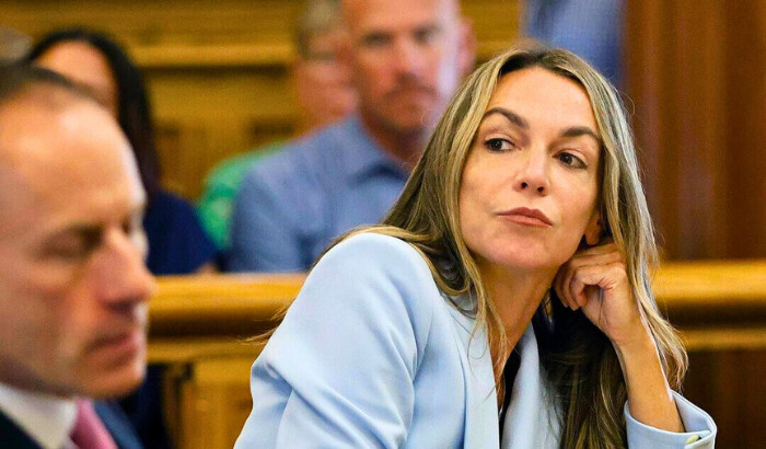 Karen Read escucha a su abogado, Martin Weinberg, en el Tribunal Superior de Norfolk en Dedham, Massachusetts, el 9 de agosto de 2024. (Greg Derr/Pool/The Patriot Ledger vía AP)