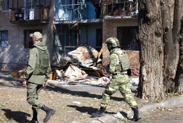 Voluntarios locales caminan junto a un edificio dañado por los ataques ucranianos en Kursk, Rusia, el 16 de agosto de 2024. (Tatyana Makeyeva/AFP vía Getty Images)