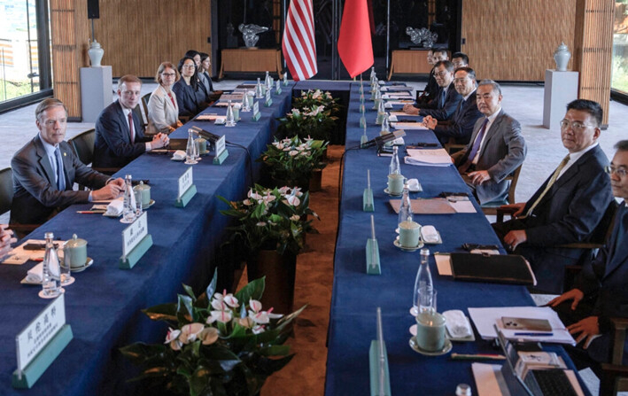 El ministro de Asuntos Exteriores de China, Wang Yi (4to a la derecha), y el asesor de seguridad nacional de Estados Unidos, Jake Sullivan (3ro por la izquierda), posan para fotografías antes de las conversaciones en el lago Yanqi, en Beijing, el 27 de agosto de 2024. (Ng Han Guan/Pool/AFP vía Getty Images)