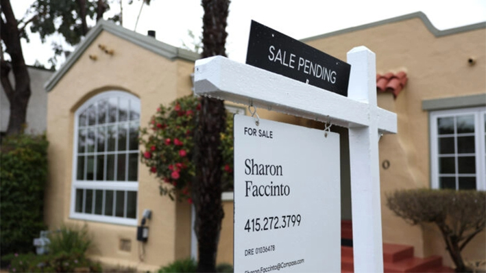 Un cartel de se vende frente a una casa en San Anselmo, California, el 22 de marzo de 2023. (Justin Sullivan/Getty Images)
