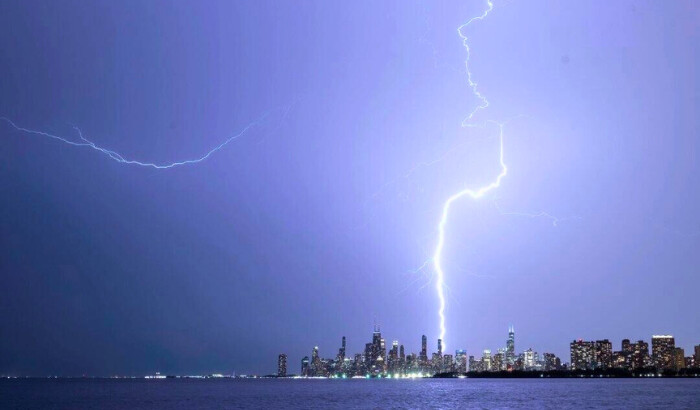 Un rayo cae después de que una fuerte tormenta pasa sobre Chicago el 27 de agosto de 2024. (Tyler Pasciak LaRiviere/Chicago Sun-Times vía AP)