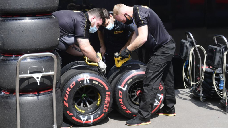 Mecánicos de Pirelli preparan neumáticos durante la primera sesión de prácticas en el autódromo Hermanos Rodríguez de la Ciudad de México (México), el 5 de noviembre de 2021. (Pedro Pardo/AFP vía Getty Images)