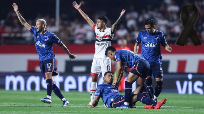 Juan Izquierdo de Nacional se desploma durante un partido de vuelta de octavos de final de la Copa CONMEBOL Libertadores 2024 entre Sao Paulo y Nacional en el MorumBIS el 22 de agosto de 2024, en Sao Paulo, Brasil. (Alexandre Schneider/Getty Images)