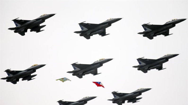 Fotografía de archivo de una escuadra de aviones de las Fuerzas Aéreas de Chile. EFE/Felipe Trueba
