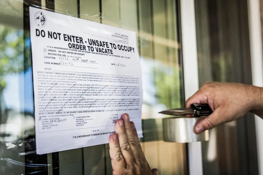 Una orden de desalojo pegada en la ventana del local. (John Fredricks/The Epoch Times)