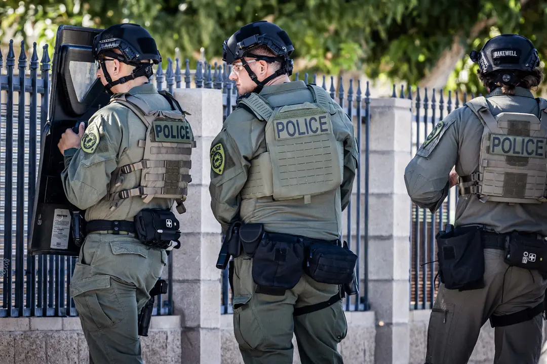 Oficiales de policía vigilan el exterior de una casa ilegal de marihuana. (John Fredricks/The Epoch Times)