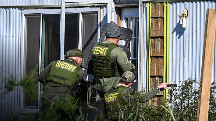 Ayudantes del sheriff del condado de San Bernardino hacen una redada en una granja ilegal de marihuana en Newberry Springs, California, el 29 de marzo de 2024. (Robyn Beck/AFP vía Getty Images)
