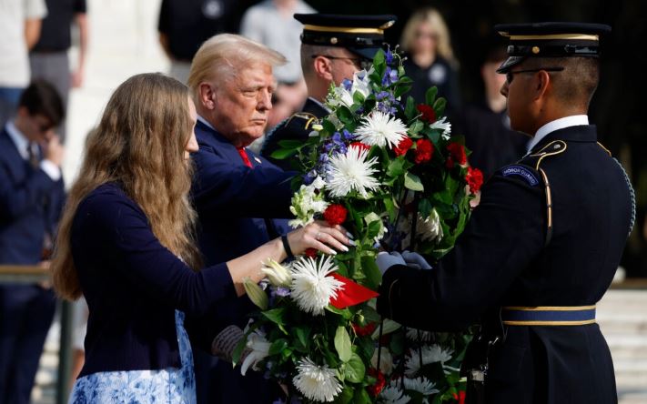 El expresidente Donald Trump junto a Misty Fuoco, cuya hermana la sargento Nicole Gee murió en el bombardeo de Abbey Gate en Afganistán, participan en una ceremonia de colocación de coronas en la Tumba del Soldado Desconocido en el Cementerio Nacional de Arlington en Arlington, Virginia, el 26 de agosto de 2024. (Anna Moneymaker/Getty Images)