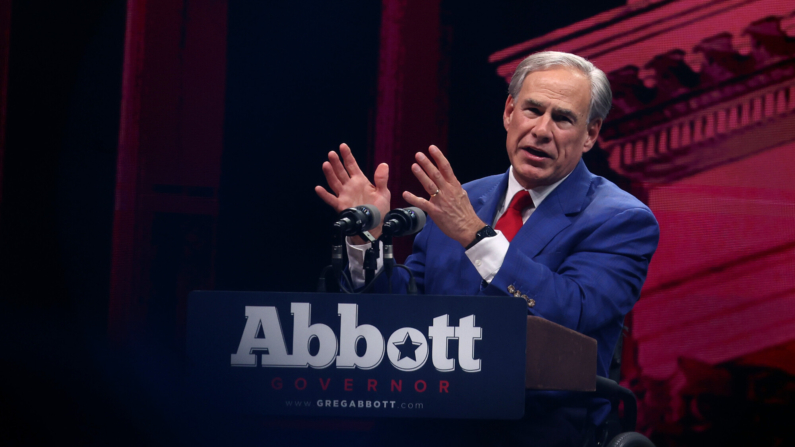 El gobernador de Texas, Greg Abbott, habla durante el Foro de Liderazgo de la NRA ILA en la Reunión y Exhibición Anual de la Asociación Nacional del Rifle (NRA) en el Centro de Convenciones Kay Bailey Hutchison el 18 de mayo de 2024 en Dallas, Texas. (Justin Sullivan/Getty Images)