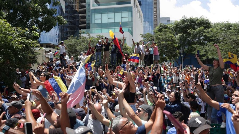 Fotografía de archivo del 3 de agosto de 2024 de simpatizantes de la oposición que participan en una protesta en rechazo a los resultados oficiales de las elecciones presidenciales -que dan la victoria al presidente Nicolás Maduro-, en Caracas (Venezuela). EFE/ Ronald Peña R.