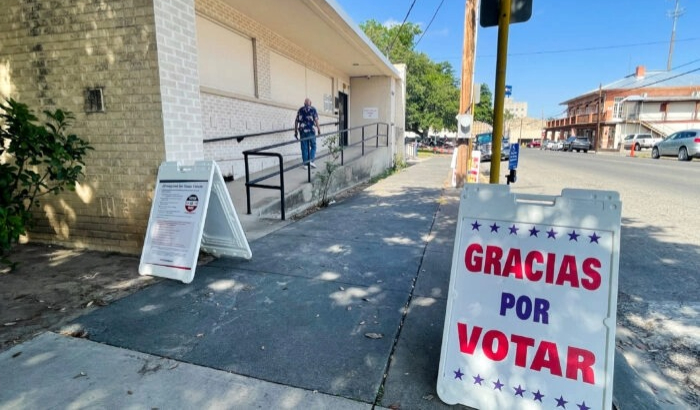 Un votante se dirige a un colegio electoral durante la segunda vuelta de las primarias en Del Rio, Texas, el 24 de mayo de 2022. (Charlotte Cuthbertson/The Epoch Times)