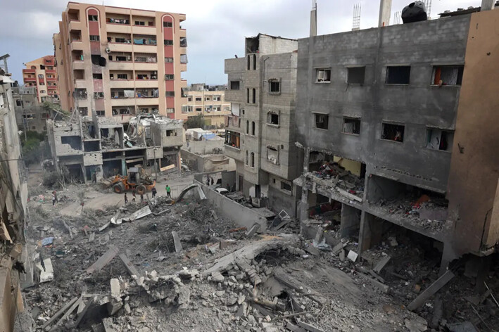 Palestinos inspeccionan los daños y los escombros un día después de una operación de las fuerzas especiales israelíes en el campo de Nuseirat, en el centro de la Franja de Gaza, el 9 de junio de 2024. (Eyad Baba/Getty Images)