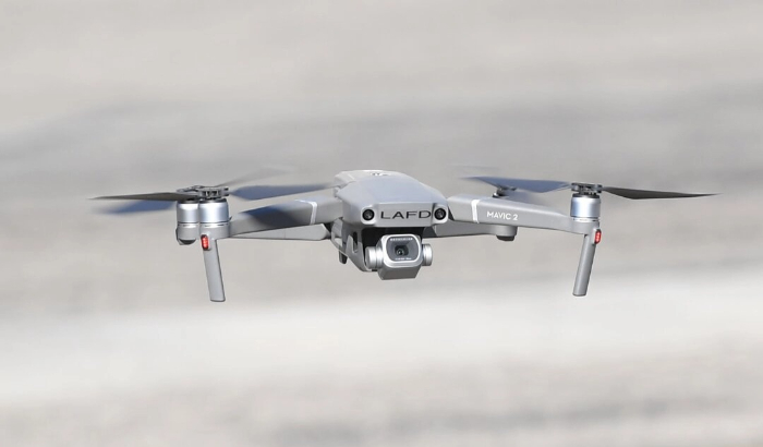 Drones fabricados en China se despliegan durante una demostración en el Departamento de Bomberos de Los Ángeles antes de la conferencia AirWorks de DJI en Los Ángeles el 23 de septiembre de 2019. (Robyn Becker/AFP vía Getty Images)