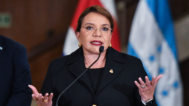 La presidenta de Honduras, Xiomara Castro, habla durante una rueda de prensa en la casa presidencial en San José el 20 de junio de 2024. (Ezequiel Becerra/AFP vía Getty Images)