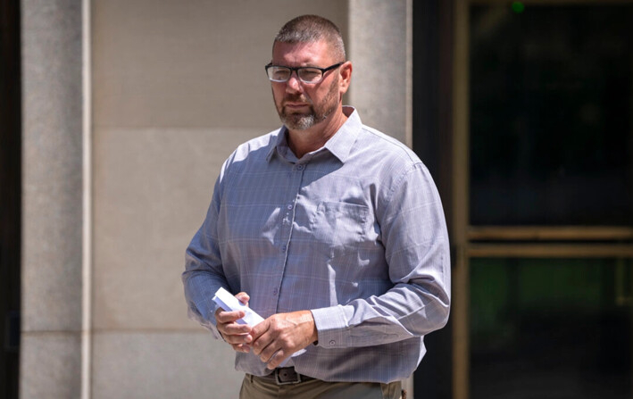 Michael Sparks, el primer manifestante que ingresó al Capitolio el 6 de enero de 2021, sale de un tribunal federal en Washington, el 27 de agosto de 2024. (Mark Schiefelbein/AP Photo)