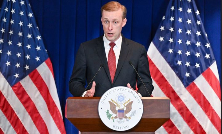 El consejero de Seguridad Nacional de EE. UU., Jake Sullivan, habla durante una rueda de prensa en la embajada de EE. UU. en Beijing el 29 de agosto de 2024. (Adek Berry/AFP vía Getty Images)