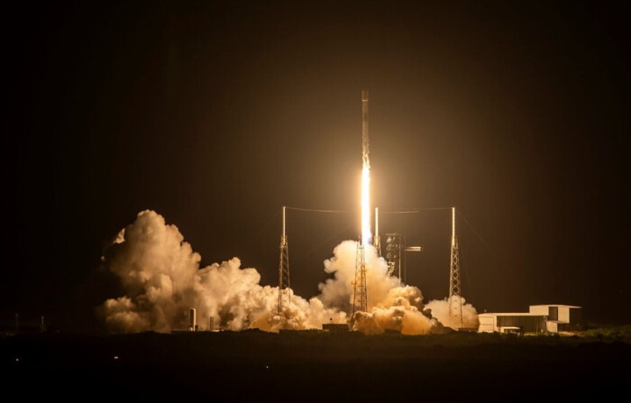 El cohete Falcon 9 de SpaceX, que transporta 21 satélites de Internet Starlink, despega de Cabo Cañaveral, Florida, el 28 de agosto de 2024. (SpaceX vía AP). 
