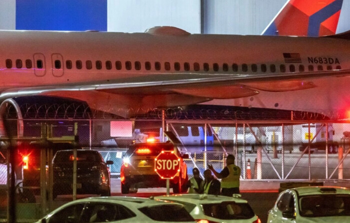 Varias unidades del Departamento de Rescate de Bomberos de Atlanta y la policía aparcan frente a las instalaciones de mantenimiento de Delta cerca del Aeropuerto Internacional Hartsfield-Jackson, en Atlanta, Georgia, el 27 de agosto de 2024. (John Spink/Atlanta Journal-Constitution vía AP). 
