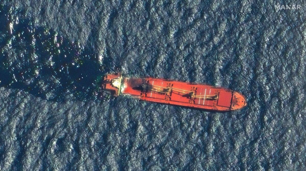 Una imagen de satélite muestra el buque de bandera beliceña Rubymar en el mar Rojo el 1 de marzo de 2024, tras ser alcanzado por un misil hutí el 18 de febrero. (Maxar Technologies vía AP)