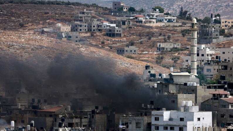 Una nube de humo sale del campo de refugiados de Nur Shams, en Tulkarem, durante una operación del ejército israelí en el norte de la Cisjordania ocupada, el 29 de agosto de 2024. (Jaafar Ashtiyeh/ AFP vía Getty Images)