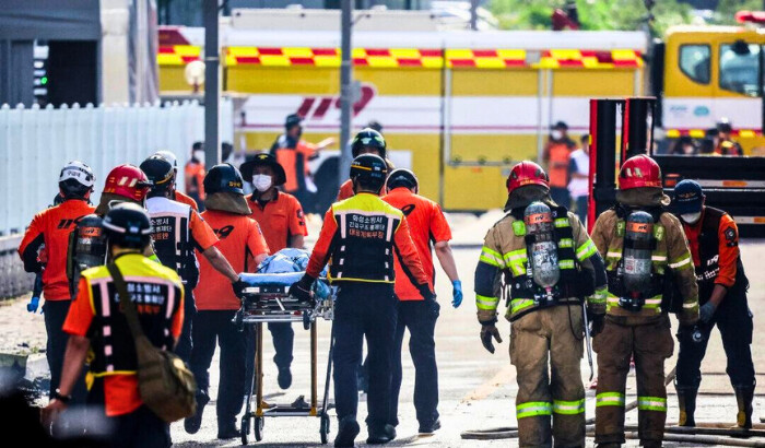 El personal de emergencia transporta el cuerpo de una persona muerta en el incendio de una fábrica de baterías de litio propiedad del fabricante de baterías surcoreano Aricell, en Hwaseong, Corea del Sur, el 24 de junio de 2024. (Kim Hong-ji/Reuters)