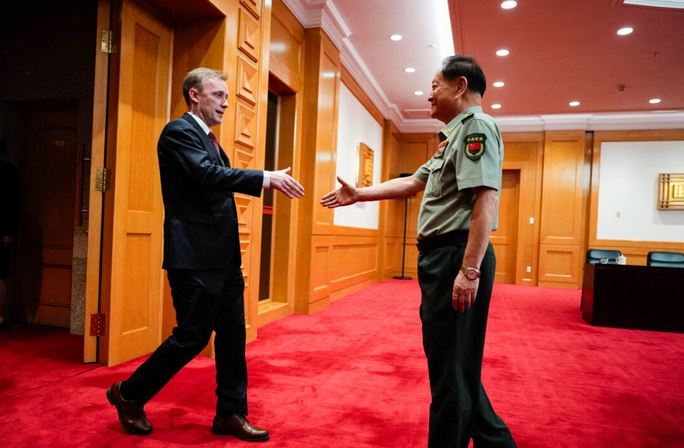 El asesor de Seguridad Nacional de Estados Unidos, Jake Sullivan (I), estrecha la mano de Zhang Youxia, vicepresidente de la Comisión Militar Central de China, antes de una reunión en el edificio Bayi de Beijing, el 29 de agosto de 2024. (Ng Han Guan/POOL/AFP vía Getty Images)