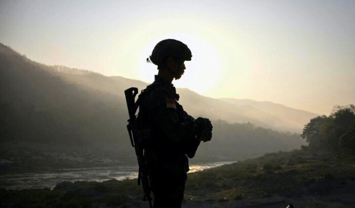 Un miembro del Ejército Popular de Liberación de Bamar (BPLA) monta guardia en territorio perteneciente al Ejército de Liberación Nacional Karen (KNLA), en el estado de Karen, Myanmar, el 18 de febrero de 2024. (Stringer/Reuters)