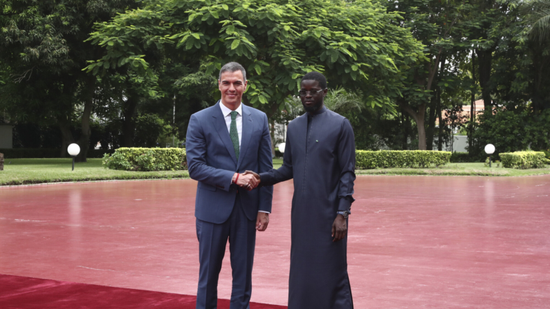  Fotografía del encuentro de este jueves, entre el presidente del Gobierno, Pedro Sánchez, y el presidente de la República del Senegal, Bassirou Diomaye Faye, en el Palacio Presidencial, en Dakar. EFE/ Fernando Calvo Pool Moncloa