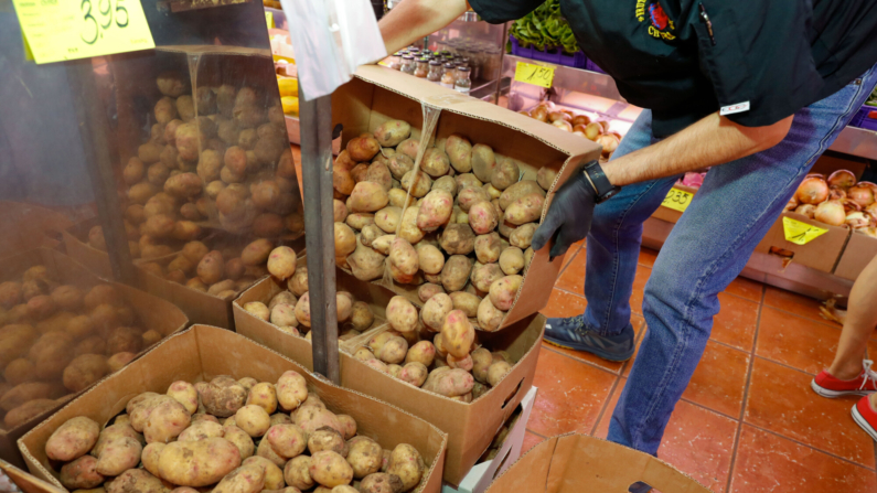 Imagen de archivo de varias patatas en un comercio. EFE/ Elvira Urquijo A.