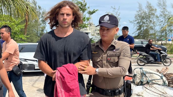 Policía tailandés escolta al español Daniel Sancho Bronchalo, sospechoso de asesinar y desmembrar a un cirujano colombiano, desde la isla de Koh Phagnan hasta el tribunal de la isla de Koh Samui, en el sur de Tailandia, el lunes 7 de agosto de 2023. (Foto AP/Somkeat Ruksaman, Archivo)