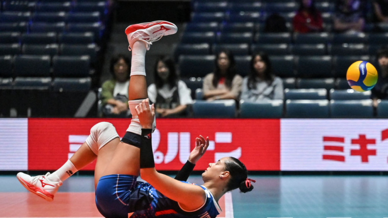 La puertorriqueña Pilar Marie Victoriá cae en la pista durante el partido de la última jornada del torneo femenino de clasificación olímpica de la Copa del Mundo de Voleibol 2023 entre Puerto Rico y Bulgaria en el Estadio Nacional Yoyogi de Tokio el 24 de septiembre de 2023. (Richard A. Brooks/AFP vía Getty Images)