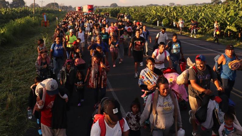 Fotografía de archivo en donde migrantes caminan en caravana por una carretera rumbo a Norteamérica. EFE/ Juan Manuel Blanco
