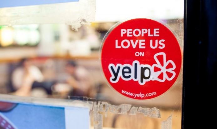 Una pegatina de Yelp en un restaurante del barrio de Chelsea, en Manhattan, en esta foto de archivo. (Petr Svab/Epoch Times)