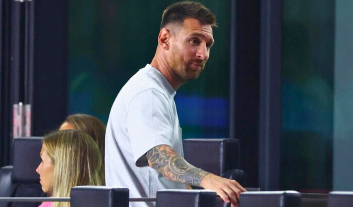 Lionel Messi, de Inter Miami, observa durante la segunda mitad del partido contra Toronto FC en el Chase Stadium en Fort Lauderdale, Florida, el 17 de julio de 2024. (Megan Briggs/Getty Images)