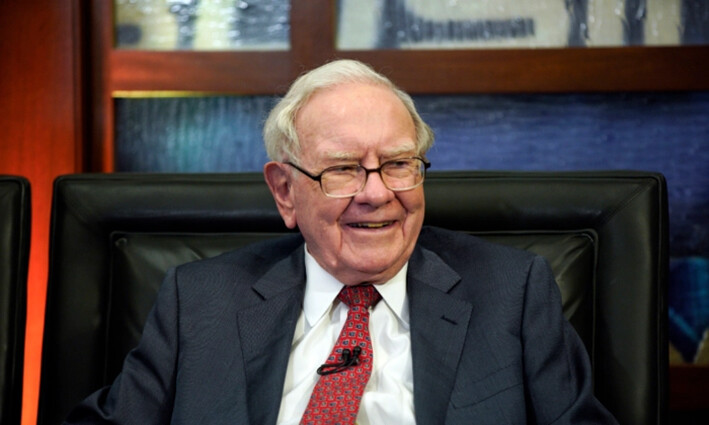 Warren Buffett, presidente y director ejecutivo de Berkshire Hathaway, sonríe durante una entrevista en Omaha, Nebraska, el 7 de mayo de 2018. (Nati Harnik/AP Photo, Archivo)