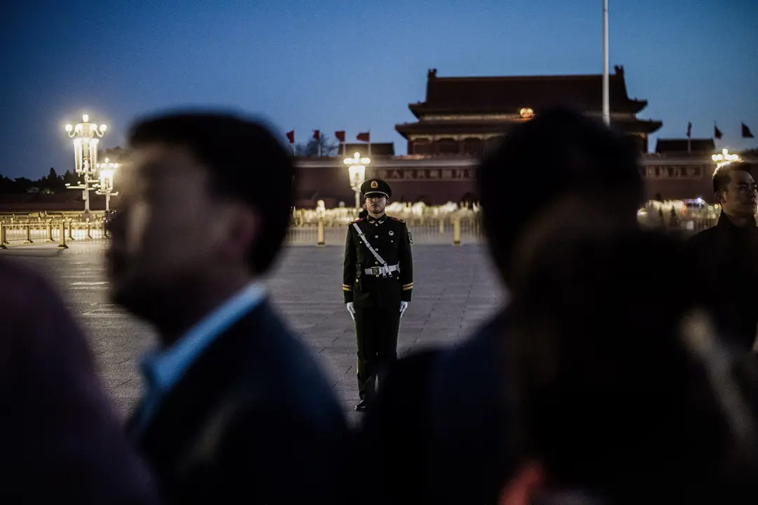 Un policía paramilitar monta guardia en la plaza de Tiananmen de Beijing el 15 de marzo de 2019. Las redes de narcotráfico vinculadas a los cárteles mexicanos cuentan con el apoyo del régimen chino. (Fred Dufour/AFP vía Getty Images)