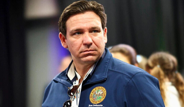 El gobernador de Florida, Ron DeSantis, asiste a la reunión de pilotos previa a la NASCAR Cup Series Daytona 500 en el Daytona International Speedway en Daytona Beach, Florida, el 19 de febrero de 2024. (Jared C. Tilton/Getty Images)