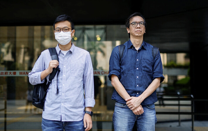 Chung Pui-kuen y Patrick Lam abandonan la Corte de Distrito durante la audiencia por cargos de conspiración para publicar contenidos sediciosos, en Hong Kong, el 27 de junio de 2023. (Tyrone Siu/Reuters)