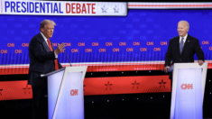 El traje que uso Trump en debate con Biden es vendido en tarjetas coleccionables